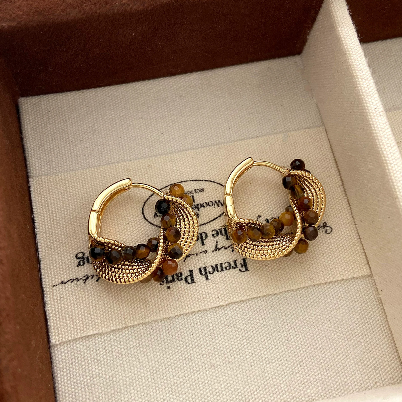 Tiger's eye stone twisted and intertwined triangular earrings, with a Melard-inspired retro aesthetic, offering a unique and fashionable look, and a touch of understated luxury