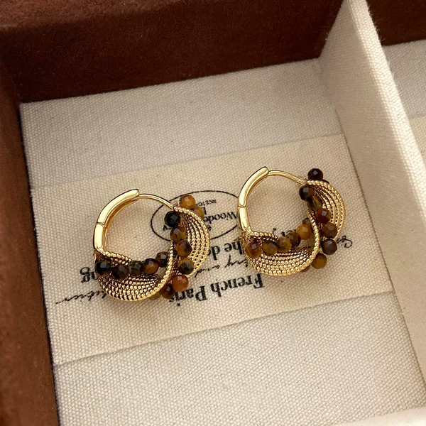 Tiger's eye stone twisted and intertwined triangular earrings, with a Melard-inspired retro aesthetic, offering a unique and fashionable look, and a touch of understated luxury