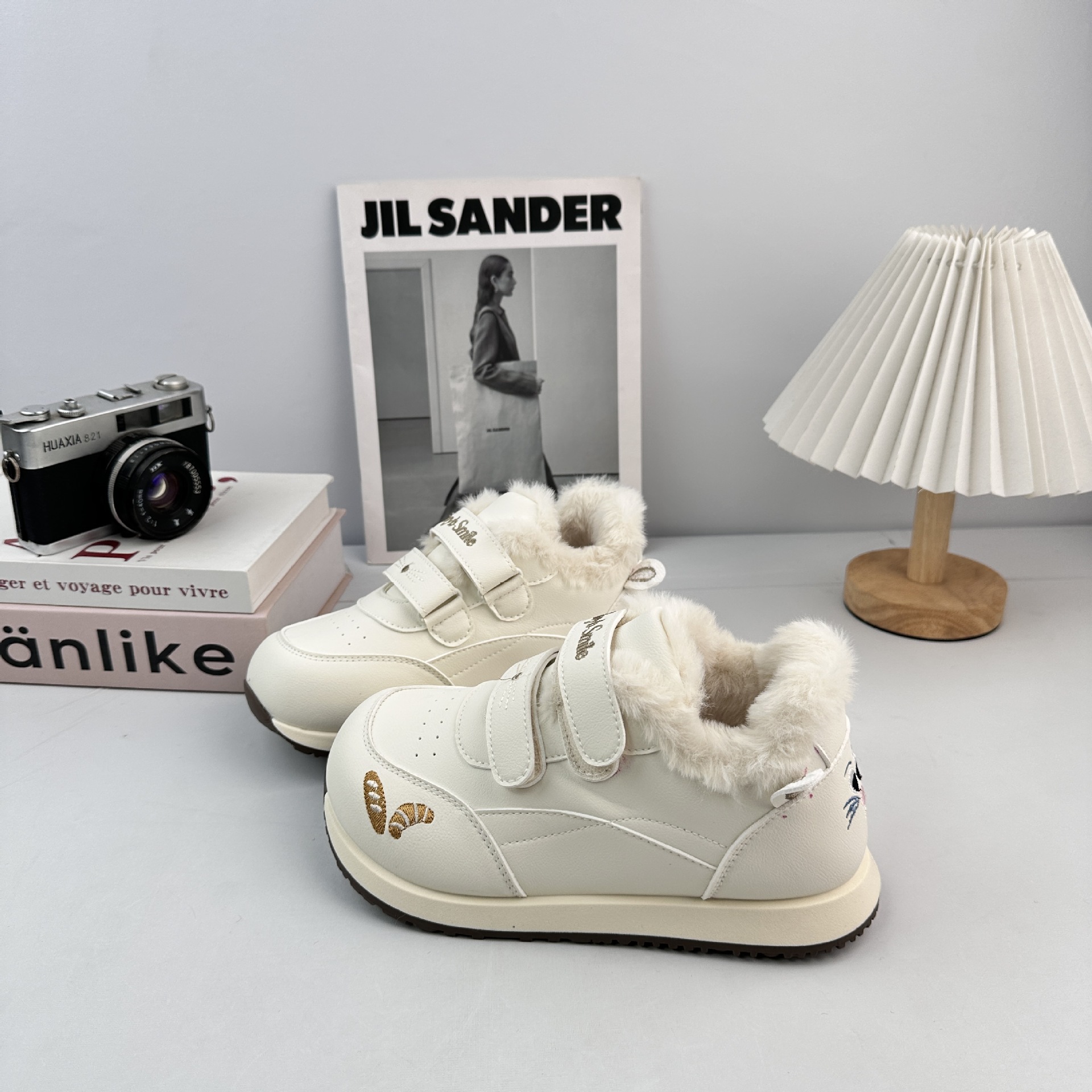 Yuanbo coreano casual y zapatos de veludo para mujeres 2025 invierno nuevo tipo de zapatos blancos con suela gruesa, zapatos de algodón casuales variados