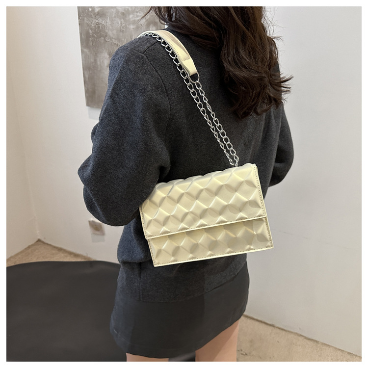 The 2024 autumn new embossed diamond-shaped single-shoulder crossbody bag with a chain design is a niche, fashionable, simple and retro small square bag undefined