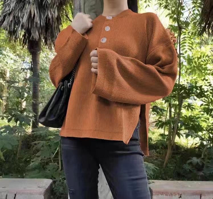 Women's all-in-one solid color three-button long sleeve loose side slit knit sweater_voghion.com