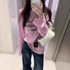 韓国系の早春の薄いアルファベットの長袖のtシャツはゆったりとしていて、カジュアルです。