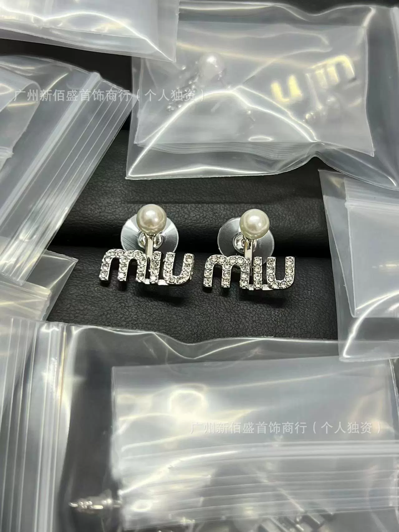 Серьги (Miumiu) с жемчужиной и буквенными подвесками, инкрустация стразами