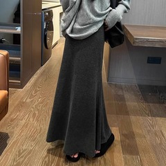 だらだらしていて、ウールのニットの尾のスカートの女性の秋の冬の高腰はやせています。