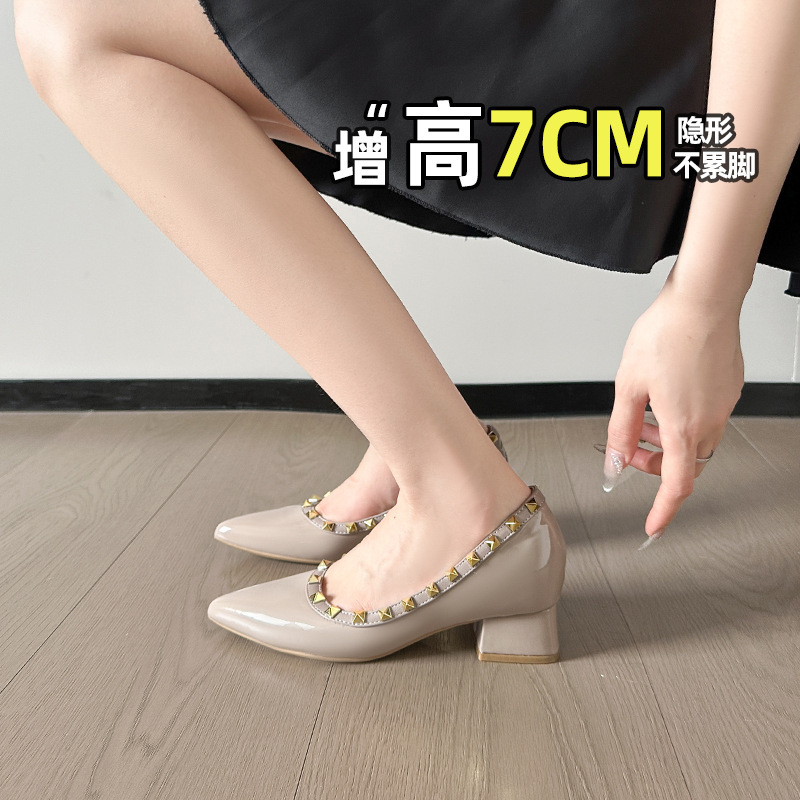 7cmの身長アップ効果のある、尖ったつま先のミドルヒール、小柄な女性向けの小さめサイズ3233の婦人靴。夕暮れのような優しい雰囲気の、スタッズ付きの浅口厚底ヒールシューズ。|undefined