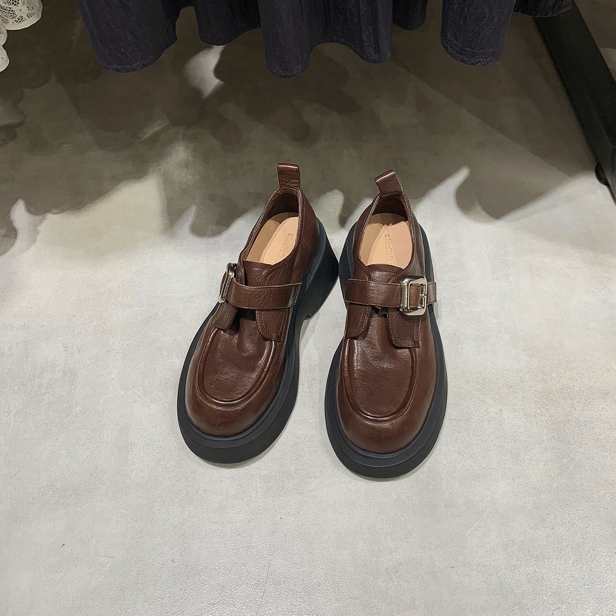 Madre de uva de piel de caballo lavado con buckle de cabeza redonda, zapatos de cuero pequeños, zapatos de suela gruesa para mujeres, zapatos de altura Lefour.