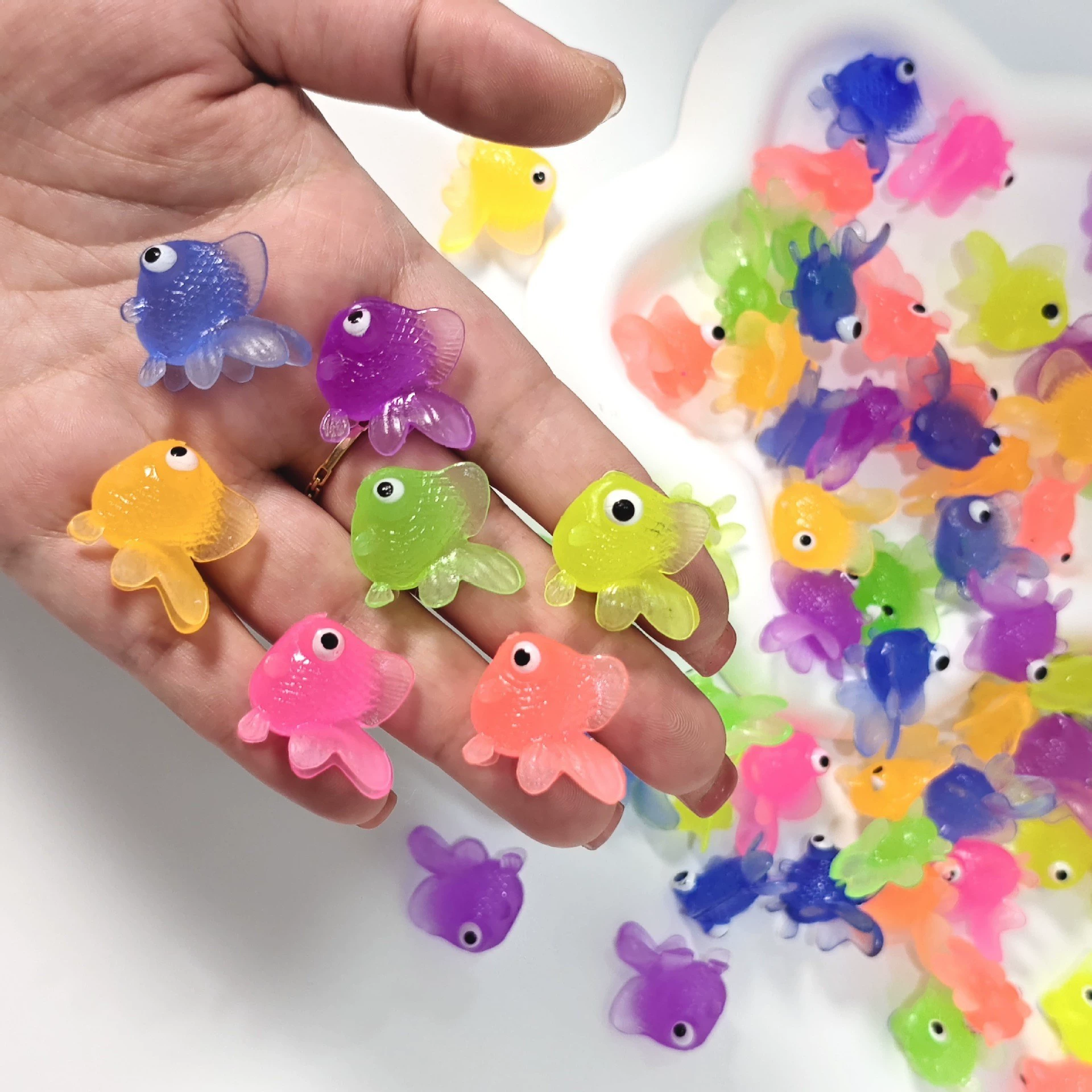 Фабрика прямых продаж малая TPR плавающая вода красочная трансграничная модель золотой рыбки точка глаза Золотая рыбка подарок оптом игра