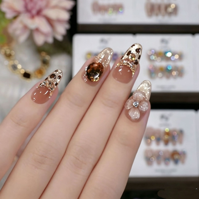 [Leopard Sunset] New, handcrafted, and luxurious leopard-print cat-eye nail art that enhances your complexion and gives a sophisticated look