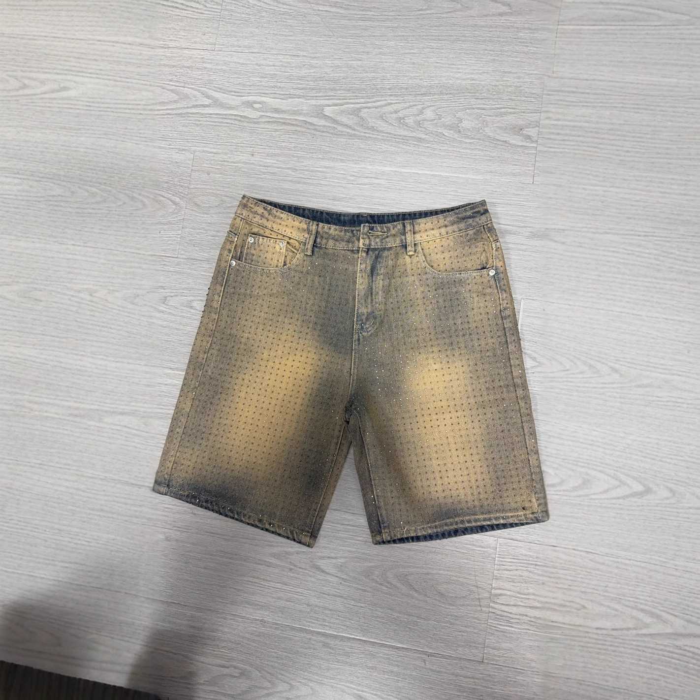 Hochwertige Herren-Denimshorts mit Vintage-Strasssteinen_voghion.com