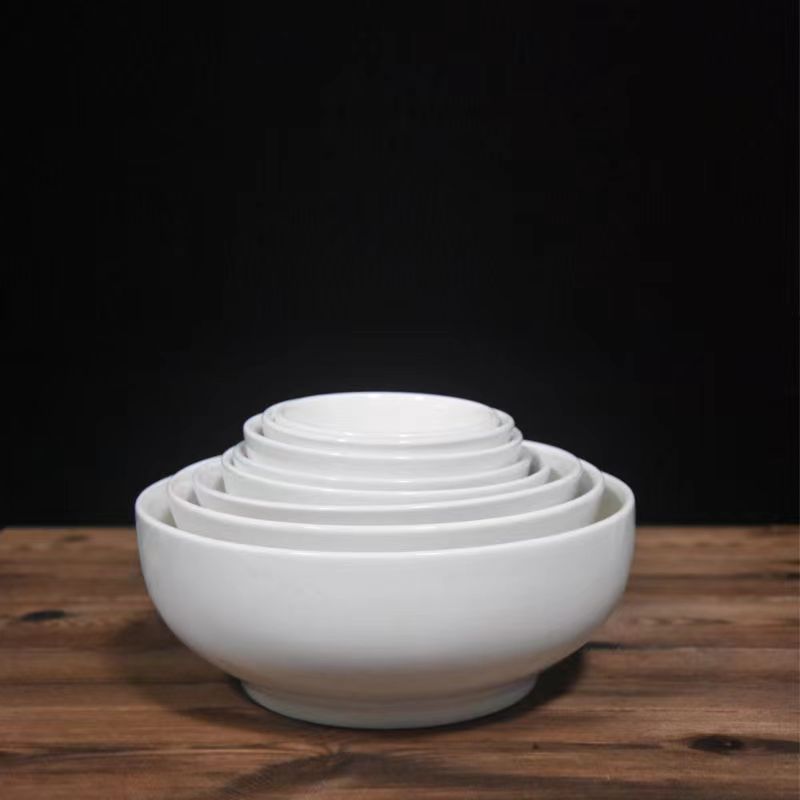 Tazón de cerámica blanca estilo nórdico lujo ligero, diseño japonés – para arroz, sopa y fideos, alta estética.