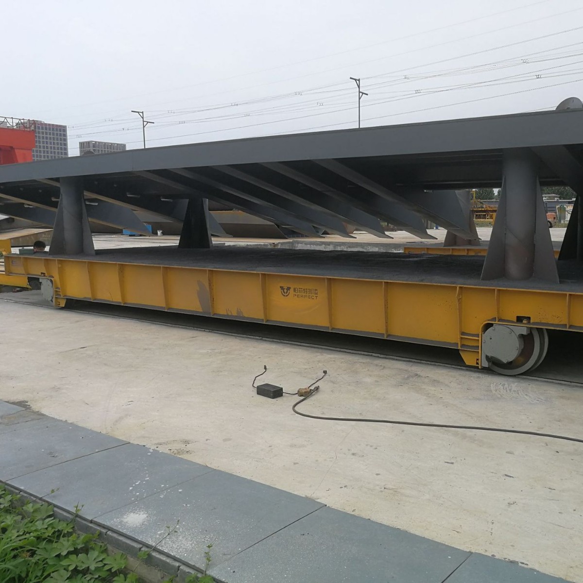 帕菲特 20吨移动有轨道转运车电动货运平板车 工业地轨过跨车
