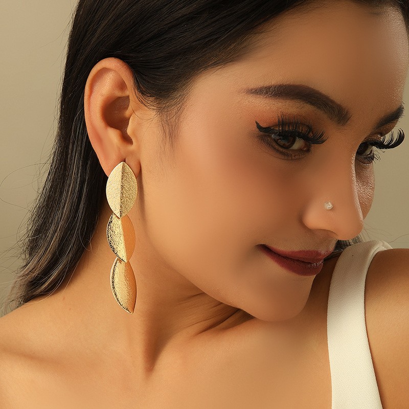 Pendientes de borla geométrica larga transfronteriza Pendientes de lujo ligero de temperamento salvaje dorado Pendientes de temperamento simple para mujer