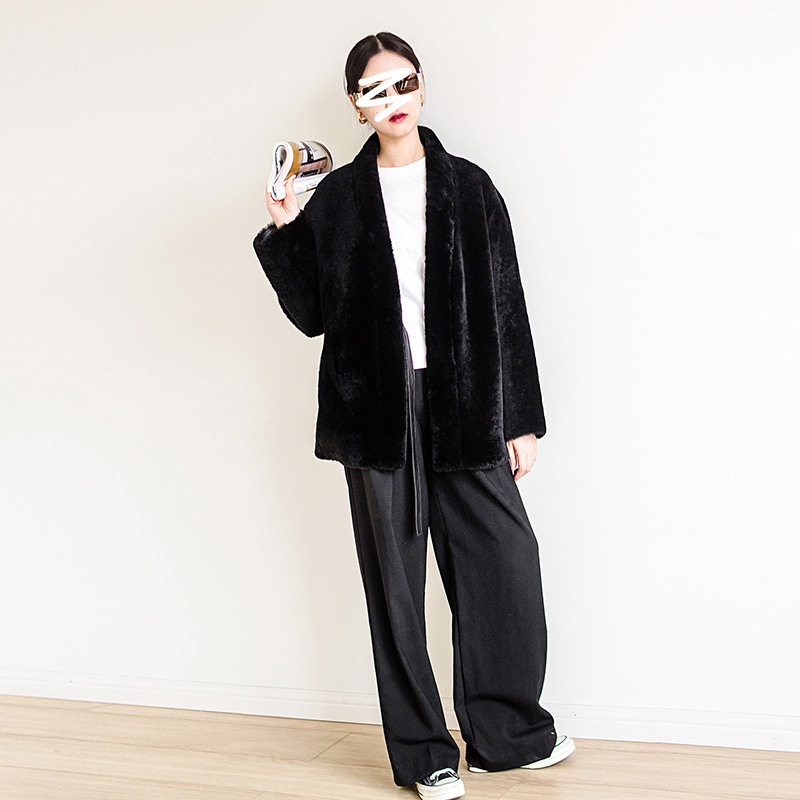 Haining Autumn and Winter Merino Sheepskin Integrated Mid-Length V-Neck Loose Fur Coat for Women Haining Autumn and Winter Merino Sheepskin Integrated Mid-Length V-Neck Loose Fur Coat for Women