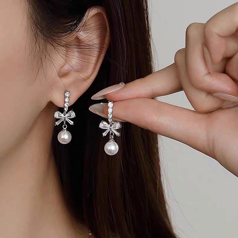 Cubic Zirconia And Pearl Stud Earrings For Everyday Elegance_voghion.com