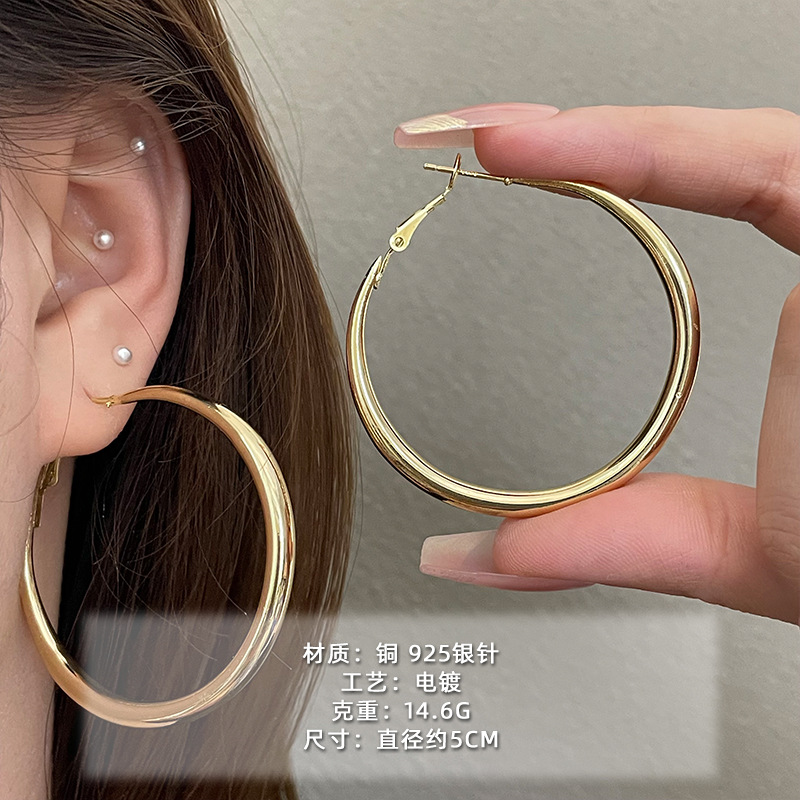 2025 nuevo estilo verano de moda anillo plateado círculo negro círculo fino temperamento europeo y americano aretes dorados de todo fósforo