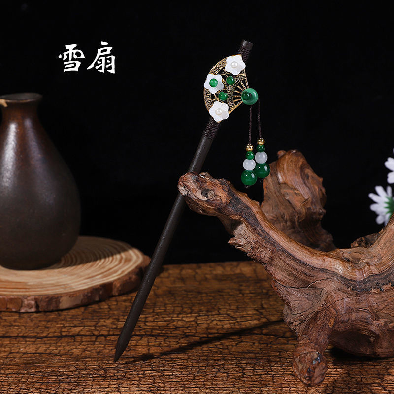 黒檀の木のかんざしのフリンジをまねて、かんざしの子供の古風な頭飾りをします。|undefined