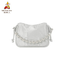 �����˰���Ů�¿�б���С���ļ�����ˮͰ���߼��Еr�Іμ��Ů��