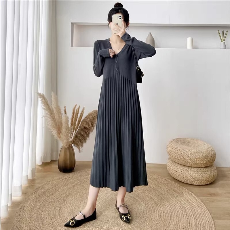 2026 French-style long, age-reducing, elegant sweater dress for women, a classic and minimalist V-neck knit dress for autumn and winter