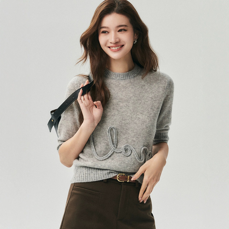 Kangbaolai 25% mulberry silk 75% cashmere women's short-sleeved round-neck knitted sweater with three-dimensional letter embellishments, soft and comfortable