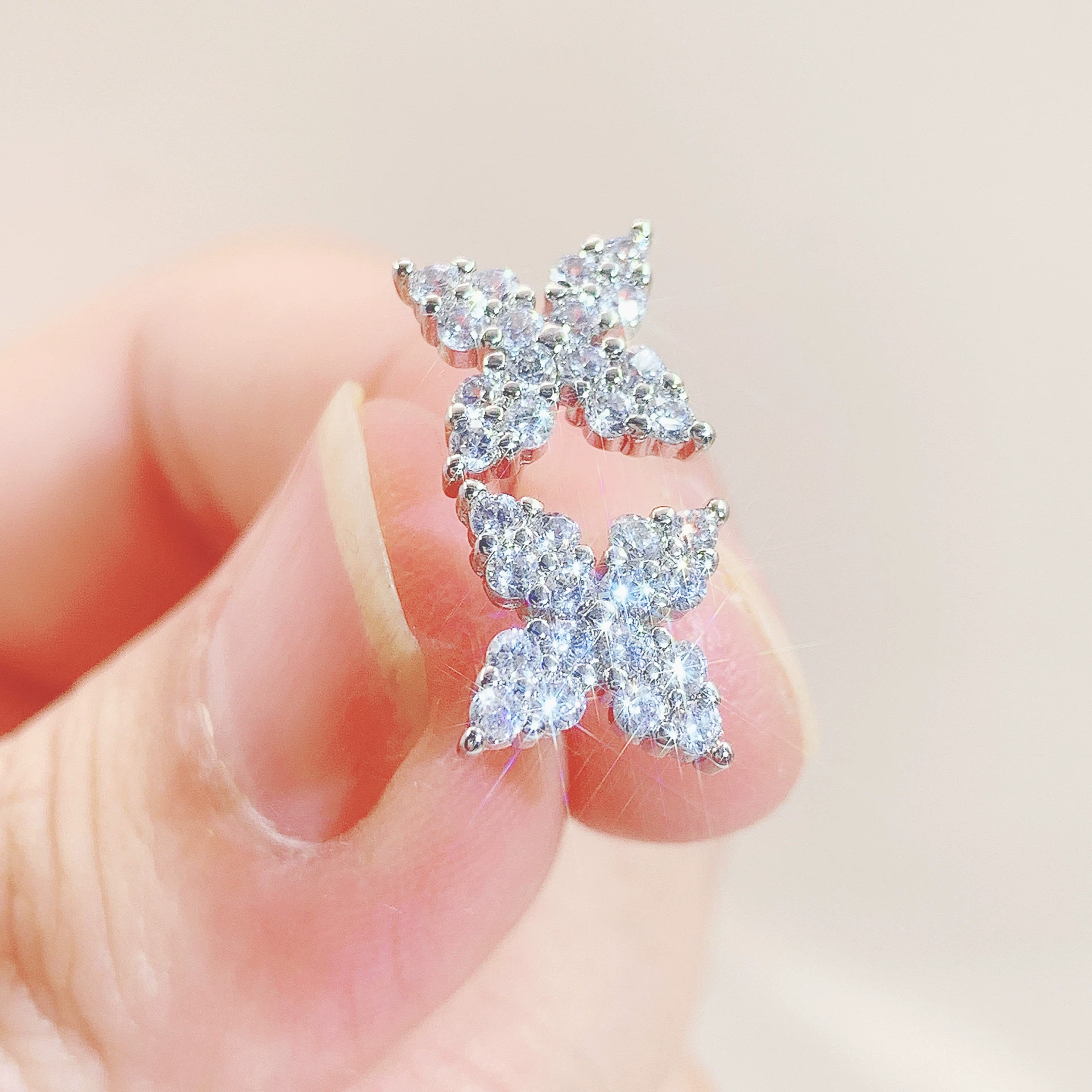 Маленькие дизайнерские универсальные серьги, инкрустированные diamond, четырёхлистник, цветочные, тренд сезона, микроинкрустация