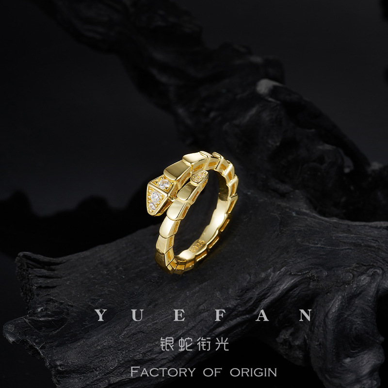 모이사나이트 골드가 세팅된 실버