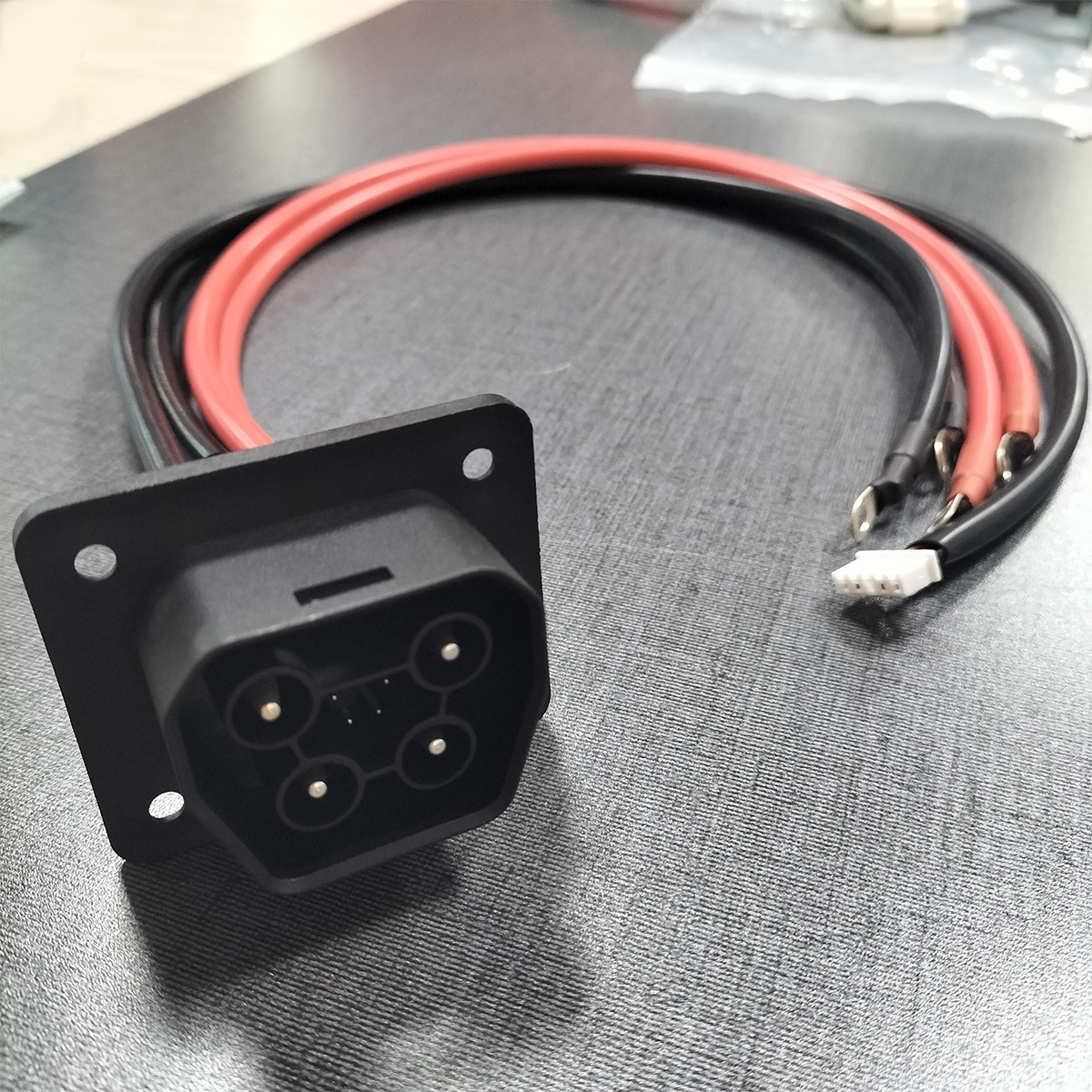 新能源储能连接器高压储能插头取电母座 防水双芯4孔接插件带线束