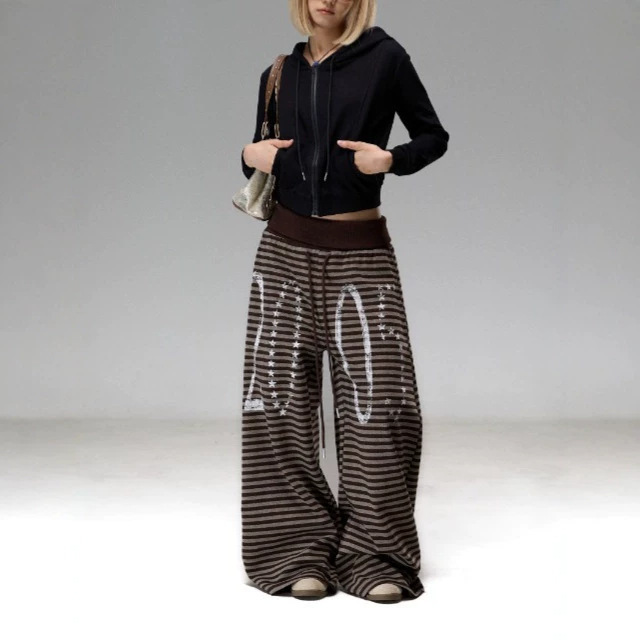 Retro ribbed waistband, patchwork letter print, curved hem, loose wide-leg pants, couple's street style, casual pants Retro ribbed waistband, patchwork letter print, curved hem, loose wide-leg pants, couple's street style, casual pants