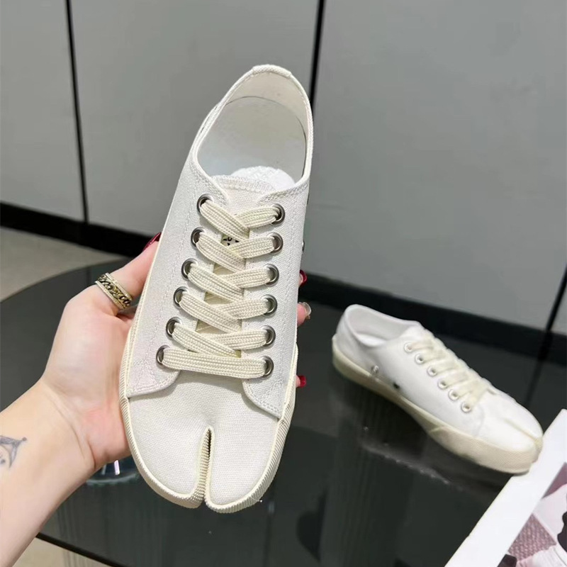 흰색 바탕에 흰색 글씨