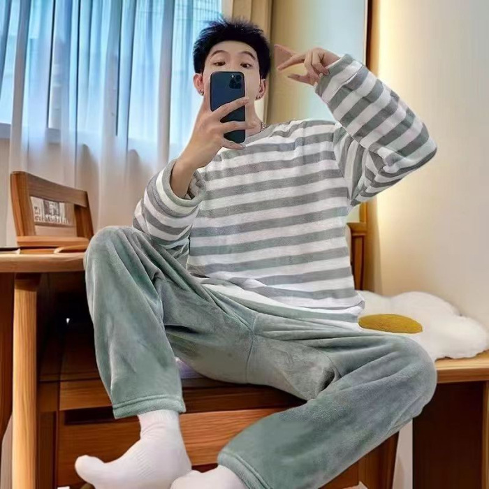 Fábrica de fuente gran cantidad de pedidos de pijamas de hombre otoño y invierno de coral espesaje de dibujos animados de franela conjunto de ropa para el hogar