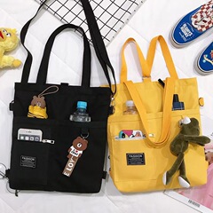 キャンバスバッグの女性は斜めにキャンバスバッグを掛けます。