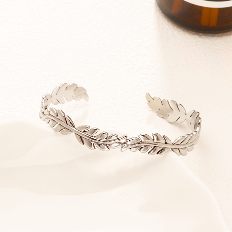 Fábrica en stock al por mayor de Europa y América transfronteriza de acero inoxidable en forma de C pulsera abierta ajustable chapado en oro 18K personalidad no se desvanece