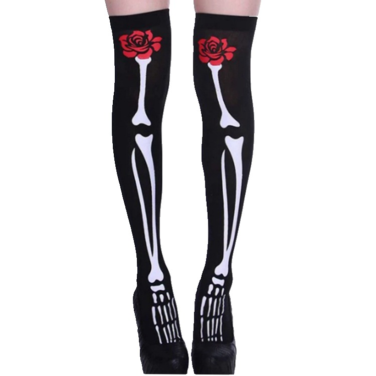 Calcetines con diseño de esqueleto y rosas.