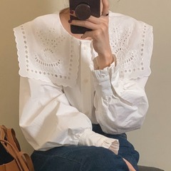 韓国の早春のフランス式の透かし彫りの刺繍の大きい襟の単列はファッションの年齢を減らします白いシャツの女性の中で上着を掛けます。