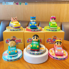 正品蜡笔小新摆件盲盒玩偶公仔办公室工位桌面家居创意车载装饰品