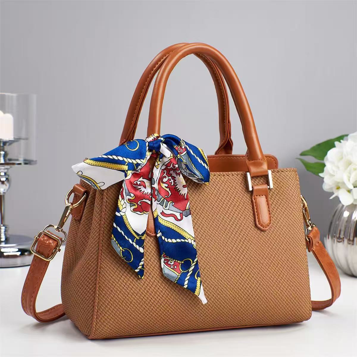 Bolso portátil transfronterizo 2025 primavera nuevo temperamento de un solo hombro diseño de nicho casual bolso femenino mensajero pequeño bolso cuadrado