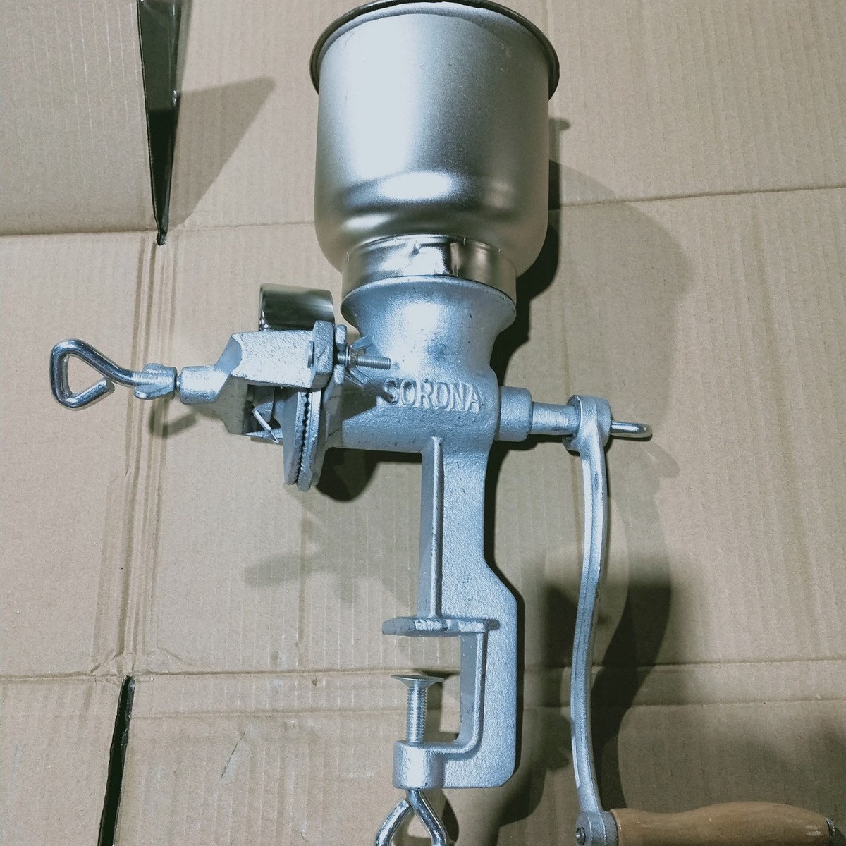 CORONA 喷漆铸铁材质手摇研磨机，可调节粗细麦芽谷物玉米碾磨机