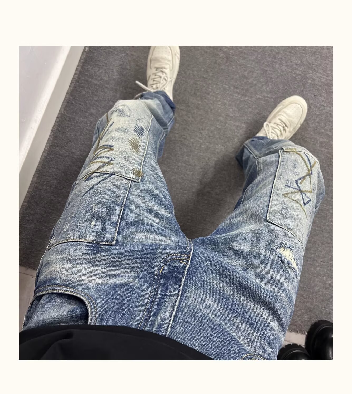 Jeans slim stretch da uomo con strappi patch e ricami_voghion.com