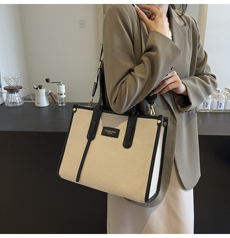 A new 2024 popular and versatile crossbody bag for women's commuting, a stylish tote bag undefined