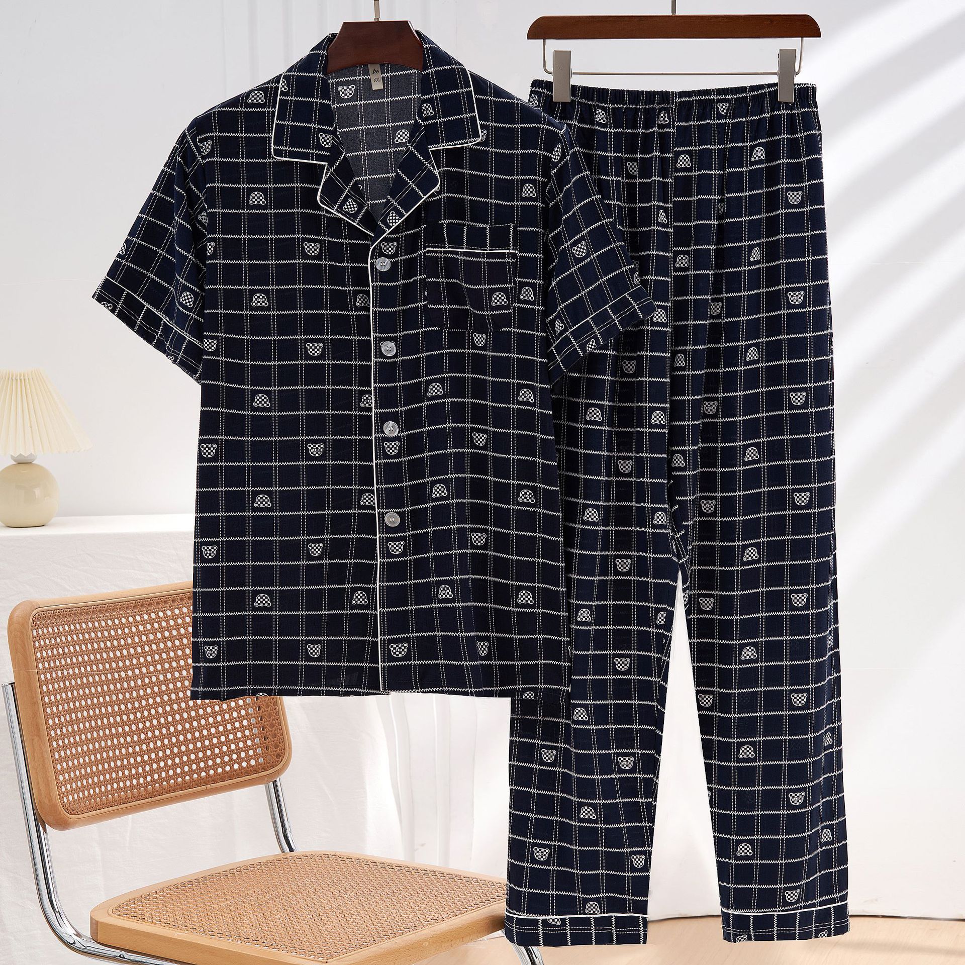 검은 배경에 격자 무늬 곰 머리