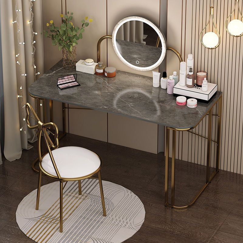 Tocador Dormitorio Mesa de maquillaje Espejo con luz Apartamento pequeño Estilo rojo neto Una mesa de maquillaje de lujo simple y ligera al por mayor