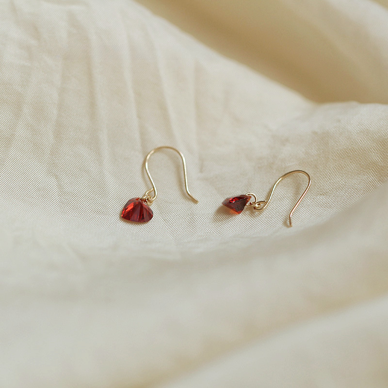S925 plata esterlina 14K oro granada vino rojo amor gancho de orejas pequeño corazón rojo zirconia estilo mini orejas mujeres