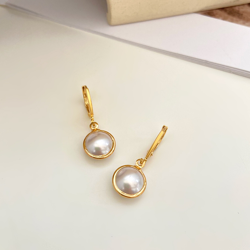 Fashion Simple Round Pearl Geometric Copper Ear Clip Earrings display picture 2