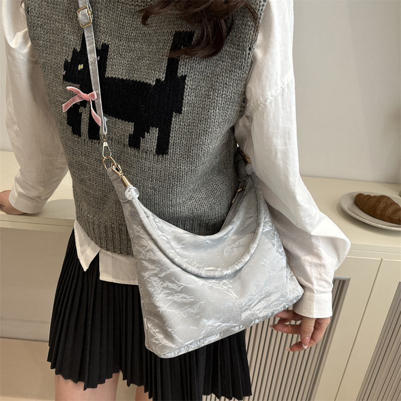 2024 nueva bolsa de mujer de estilo extranjero, gran capacidad de ocio, este año, bolsas populares de hombro y brazo.