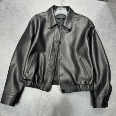 本革の皮の服の女性の軽油のワックスの綿羊の皮のボタンの設計2025春の皮の服はゆったりしています。
