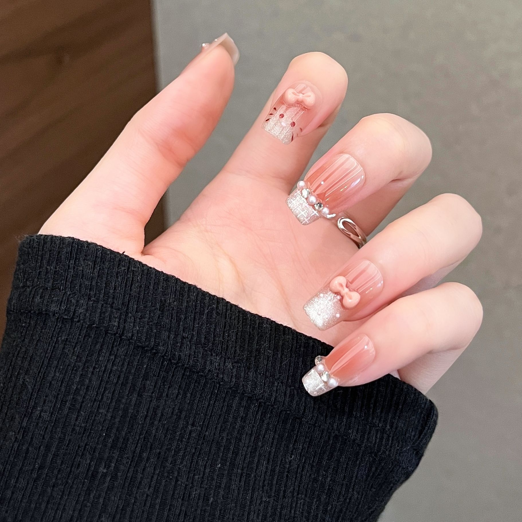 Lindo KT con uñas para estudiantes uñas de longitud media lindo gato de dibujos animados francés con uñas blancas parche al por mayor