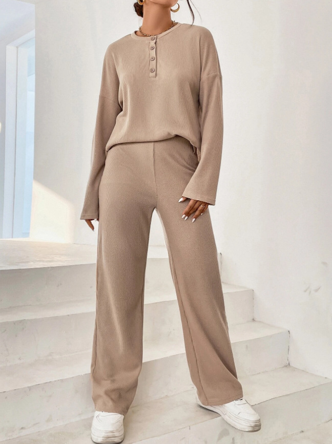 Completo donna con t-shirt girocollo e pantaloni a gamba dritta_voghion.com