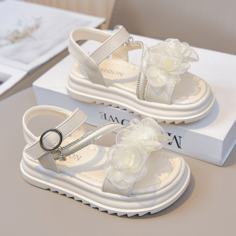 Niñas sandalias de suela suave 2026 verano de moda para niños zapatos de playa versátiles flores huecos zapatos de dedo abierto