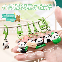 かわいいおばあちゃんがクリエイティブな学生のキーホルダーを卸売りしてアクセサリーをつけます。