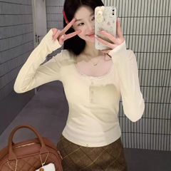 韓国版は毛を磨いて、厚い方襟の鎖骨の底のシャツの女性の秋冬の新型の保温の修身の中で長袖の上着を掛けます。