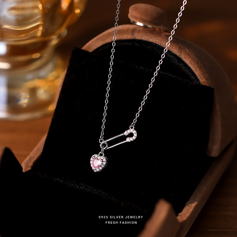 S925 Silver Heart-Shaped Paperclip Necklace for Women, Niche Fashion, Light Luxury, Pink Zircon Clavicle Chain, Cute Gift Necklace S925 Silver Heart-Shaped Paperclip Necklace for Women, Niche Fashion, Light Luxury, Pink Zircon Clavicle Chain, Cute Gift Necklace